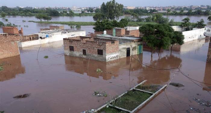 پنجاب کے 3 بپھرے دریاؤں نے تباہی مچادی، لوگ ڈوبے مکانوں کی چھتوں پر پناہ لینے پر مجبور، اموات 20 ہوگئیں