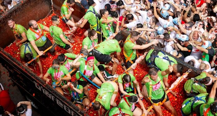 اسپین کا ٹماٹر فیسٹیول: 22 ہزار افراد نے 120 ٹن ٹماٹر ایک دوسرے پر پھینکے