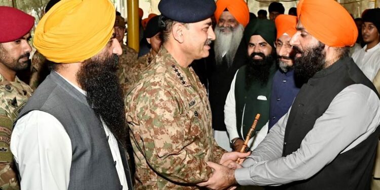 فیلڈ مارشل کا سیلاب زدہ علاقوں کا دورہ، متاثرین کو ہر ممکن تعاون کی یقین دہانی