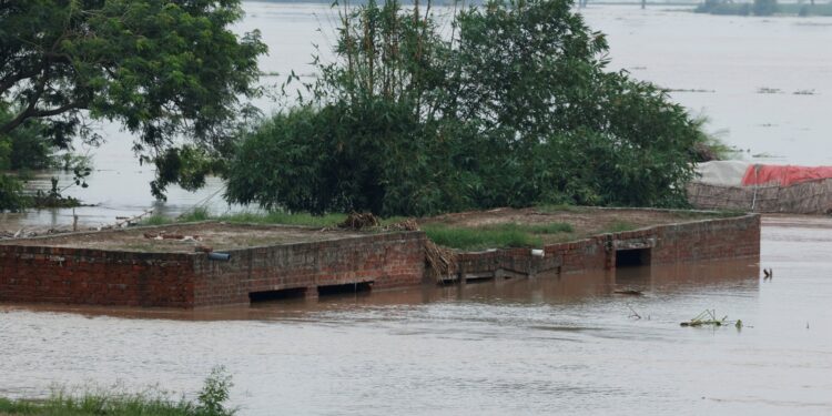 گنڈا سنگھ والا پر اونچے درجے کا سیلاب، پنجاب کے دریاؤں میں پانی کا بہاؤ تیز، ملحقہ دیہات خالی کرانے کیلئے اعلانات