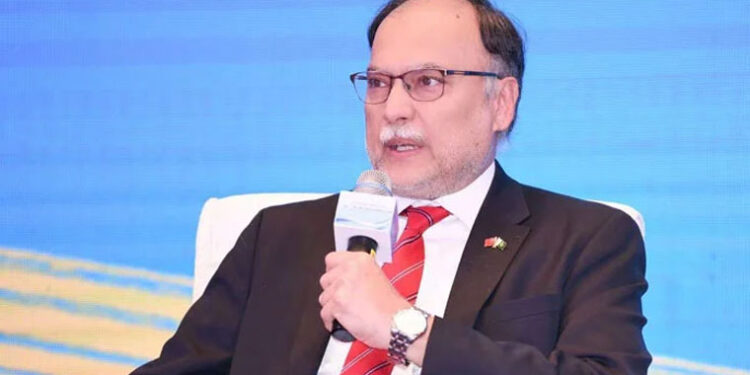 پائیدار ترقی کیلئے سب کو مل کر کام کرنا ہوگا: احسن اقبال