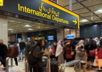 6 ماہ میں ساڑھے 3 لاکھ پاکستانی ملک چھوڑگئے، غیرملکی میڈیا کی رپورٹ میں دعویٰ