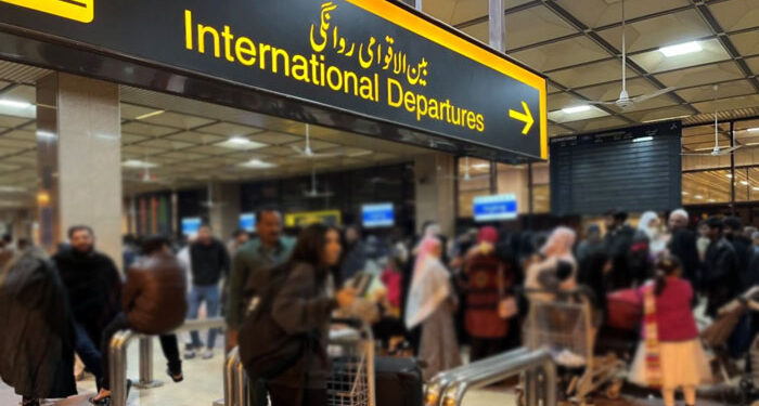 6 ماہ میں ساڑھے 3 لاکھ پاکستانی ملک چھوڑگئے، غیرملکی میڈیا کی رپورٹ میں دعویٰ