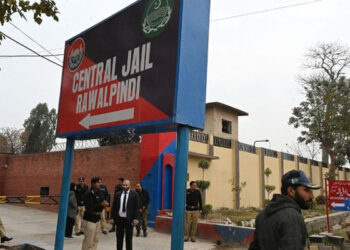 عمران خان سےملاقات کیلئے آنے والی ان کی بہنوں اور رہنماؤں کو پولیس نے چکری روڈ پر روک دیا