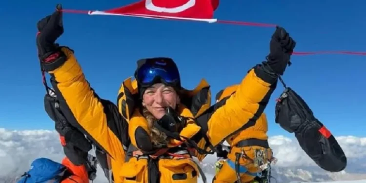 گل نور تمبت کے ٹو سر کرنیوالی پہلی ترک خاتون بن گئیں