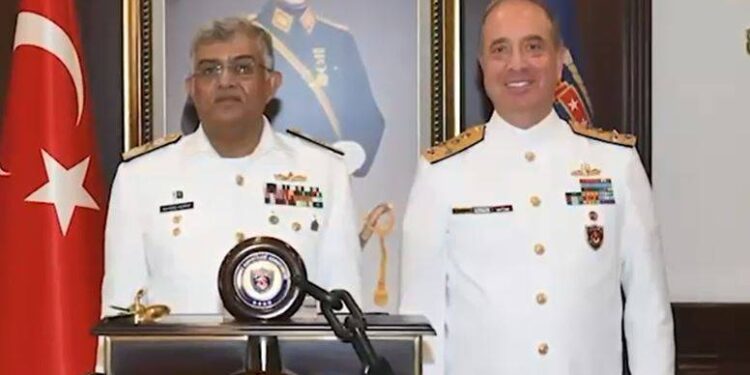 پاک بحریہ کے سربراہ ایڈمرل نوید اشرف کو ترکیہ میں اعلیٰ عسکری اعزاز "لیجن آف میرٹ "سے نوازا گیا