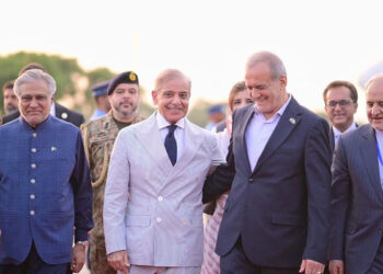 ایرانی صدر کی وزیراعظم ہاؤس آمد، شہباز شریف نے پرتپاک استقبال کیا،گارڈ آف آنر بھی پیش کیاگیا