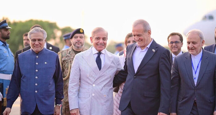 ایرانی صدر کی وزیراعظم ہاؤس آمد، شہباز شریف نے پرتپاک استقبال کیا،گارڈ آف آنر بھی پیش کیاگیا