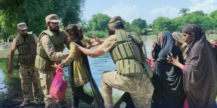 سیلاب زدہ علاقوں میں متاثرین کی ہر ممکن مدد میں پاک فوج ثابت قدم