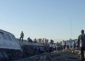 ایران میں مسافر ٹرین پٹری سے اتر گئی، 30 افراد زخمی