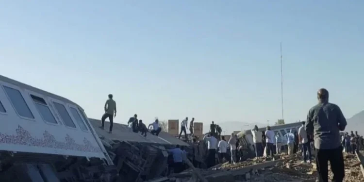 ایران میں مسافر ٹرین پٹری سے اتر گئی، 30 افراد زخمی