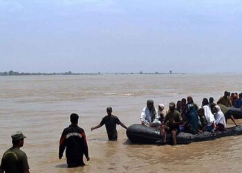 جھنگ میں سیلاب کی شدت کو کم کرنے کے لئے چنڈ بھروانہ کے قریب بند کو بریچ کر دیا گیا