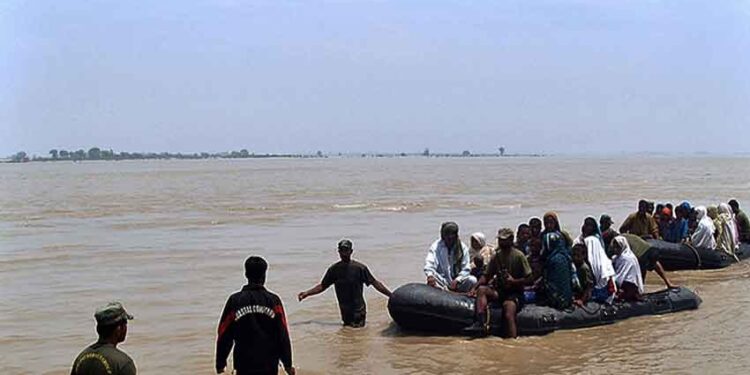 جھنگ میں سیلاب کی شدت کو کم کرنے کے لئے چنڈ بھروانہ کے قریب بند کو بریچ کر دیا گیا