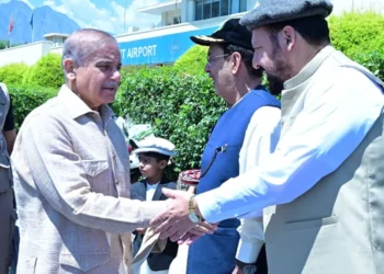 وزیراعظم گلگت پہنچ گئے، سیلاب متاثرین میں امدادی رقوم تقسیم کریں گے