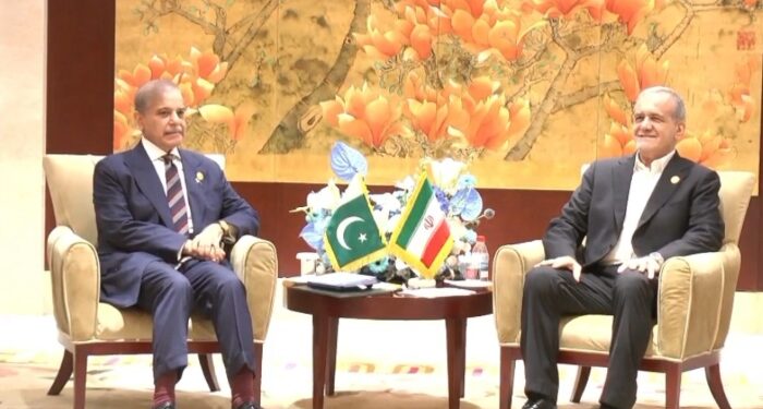 وزیراعظم کی ایرانی صدر سے ملاقات، پزشکیان کا سیلابی صورتحال پر پاکستان کیساتھ کھڑے ہونے کا عزم