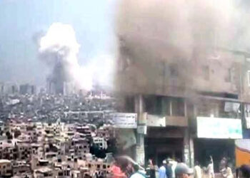 کراچی: پٹاخوں کے گودام دھماکہ، جاں بحق نوجوان کی والدہ کا ہرجانے کا دعویٰ