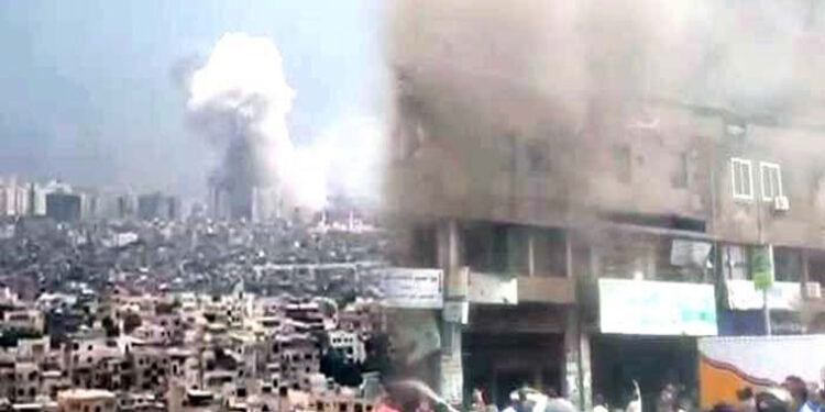 کراچی: پٹاخوں کے گودام دھماکہ، جاں بحق نوجوان کی والدہ کا ہرجانے کا دعویٰ