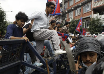 نیپال: جین زی احتجاج کی جانبدارانہ رپورٹنگ پر نوجوانوں نے بھارتی رپورٹرز کو گھیر کر بے عزت کر دیا