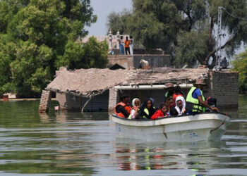 سیلابی ریلا دادو میں تباہی مچانےکے بعد لاڑکانہ سیہون بچاؤ بند سے ٹکراگیا، دیہات و سڑکیں زیرِ آب