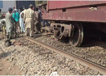 کوٹری اسٹیشن کے قریب مال گاڑی کی 6 بوگیاں پٹڑی سے اترگئیں، ٹرینوں کی آمدورفت معطل