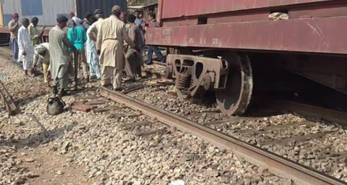 کوٹری اسٹیشن کے قریب مال گاڑی کی 6 بوگیاں پٹڑی سے اترگئیں، ٹرینوں کی آمدورفت معطل