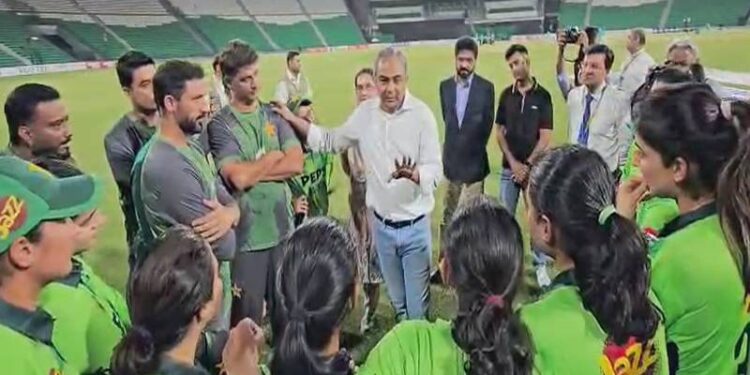 محسن نقوی کی قذافی سٹیڈیم آمد، ون ڈے سیریز جیتنے پر جنوبی افریقہ کی کپتان کو ٹرافی دی گئی