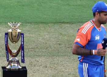 بھارتی ٹیم کھڑی انتظار کرتی رہ گئی، انتظامیہ ایشیاکپ کی ٹرافی اپنے ساتھ لےگئی