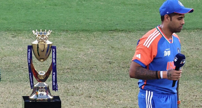 بھارتی ٹیم کھڑی انتظار کرتی رہ گئی، انتظامیہ ایشیاکپ کی ٹرافی اپنے ساتھ لےگئی