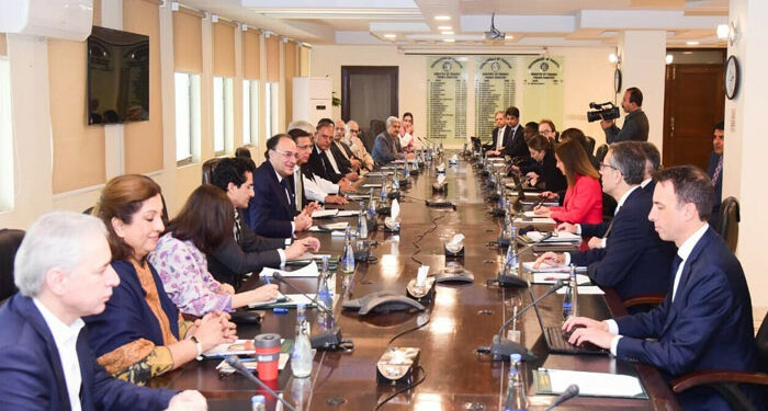 آئی ایم ایف نے پاکستان سے توانائی شعبے میں نقصانات اور بجلی چوری روکنے کا پلان طلب کرلیا