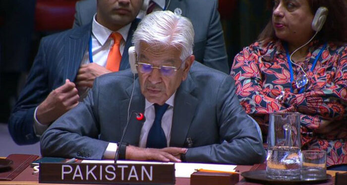 سلامتی کونسل میں خواجہ آصف کے پیچھے بیٹھی خاتون کون؟ وزیر دفاع کے بیان پر وزارت خارجہ کی وضاحت