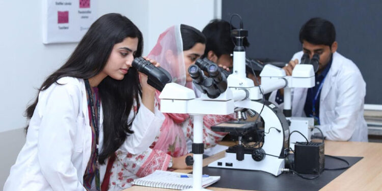 پنجاب: میڈیکل کالجز کیلئے داخلہ پالیسی منظور، ایم ڈی کیٹ ٹیسٹ پاس کرنا لازمی قرار