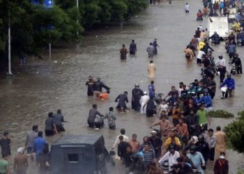 گجرات میں577 ملی میٹر بارش سے برساتی نالے بپھر گئے،دیہات زیرآب، شہری علاقوں میں پانی ہی پانی