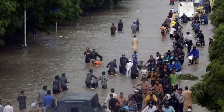 گجرات میں577 ملی میٹر بارش سے برساتی نالے بپھر گئے،دیہات زیرآب، شہری علاقوں میں پانی ہی پانی