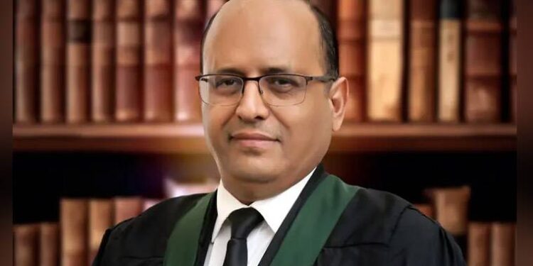 ظفر احمد راجپوت نے قائم مقام چیف جسٹس سندھ ہائیکورٹ کا حلف اٹھا لیا