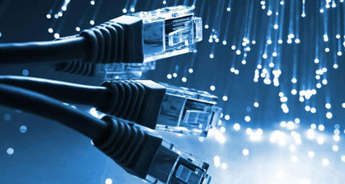 اسلام آباد: پاکستان میں آئندہ 12 سے 18ماہ کے دوران انٹر نیٹ کی رفتار تیز ہونے کا امکان ہے۔  قومی اسمبلی کی قائمہ کمیٹی برائے آئی ٹی کے اجلاس میں  وزارت انفارمیشن ٹیکنالوجی و ٹیلی کمیونیکیشن نے تصدیق کی ہے کہ آئندہ 12 سے 18 ماہ کے دوران پاکستان کو 3 نئے سب میرین کیبلز کے ذریعے عالمی نیٹ ورک سے منسلک کیا جائے گا، کمیٹی کو بتایا گیا کہ تینوں کیبلز کے معاہدے پہلے ہی طے پا چکے ہیں۔  وزارتی حکام کے مطابق نئے سب میرین کیبلز پاکستان کو براہِ راست یورپ سے جوڑیں گی جس سے موجودہ محدود راستوں پر انحصار کم ہو گا اور ملک کا انٹرنیٹ انفرا اسٹرکچر مضبوط ہوگا، اس اقدام سے نہ صرف بین الاقوامی کنیکٹیویٹی بہتر ہوگی بلکہ آن لائن خدمات میں رفتار اور معیار میں بھی اضافہ متوقع ہے۔  وزارت انفارمیشن ٹیکنالوجی و ٹیلی کمیونی کیشن کے سیکرٹری زرار ہاشم خان نے کہا کہ ان منصوبوں سے بینڈوڈتھ کی گنجائش میں نمایاں اضافہ ہوگا اور صارفین کے لیے ایک مستحکم اور قابل اعتماد انٹرنیٹ سروس کو یقینی بنائیں گے۔  کمیٹی کے رکن صادق میمن نے حالیہ انٹرنیٹ مسائل پر سوال اٹھایا جس پر وزارت آئی ٹی نے یقین دہانی کرائی کہ نئے سب میرین کیبلز کی آمد سے طویل مدتی کنیکٹیویٹی کے مسائل حل ہوجائیں گے اور آن لائن خدمات میں بہتری آئے گی۔