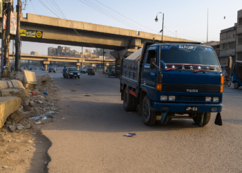 کراچی کی متعدد سڑکیں تباہ حالی کا شکار، حادثات کا خدشہ