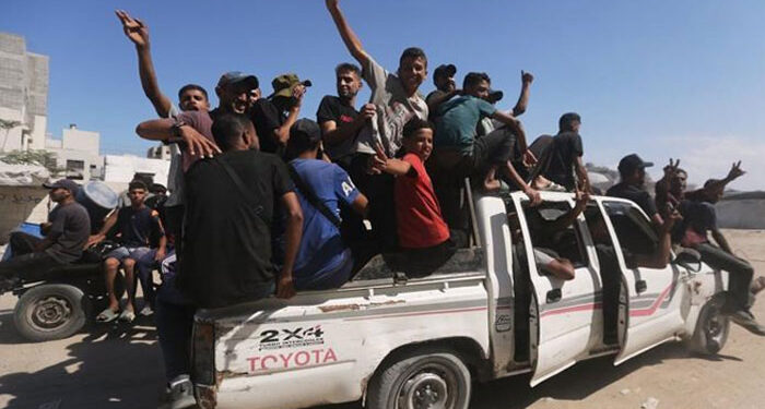 غزہ جنگ بندی: فلسطینیوں نے بچا کھچا سامان اٹھا کر تباہ حال گھروں کا رخ کرلیا