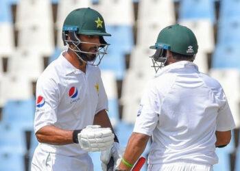 پہلا ٹیسٹ/پاکستان کی جنوبی افریقا کیخلاف پہلی اننگز میں بیٹنگ جاری