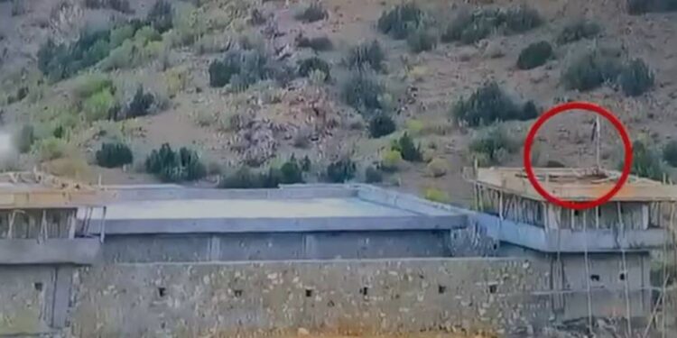 پاک فوج نے افغان پوسٹ پر پاکستان کا جھنڈا لہرا دیا