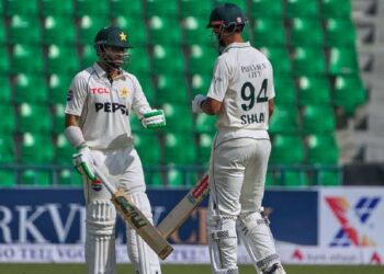 پہلے ٹیسٹ کا دوسرا روز: پاکستان کی پہلی اننگز میں بیٹنگ جاری، ایک ہی اوور میں 3 وکٹیں گرگئیں