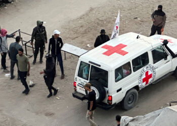 غزہ امن معاہدہ: فلسطینی قیدیوں کے بدلے پہلے مرحلے میں 7 اسرائیلی یرغمالی رہا، ریڈ کراس کے سپرد