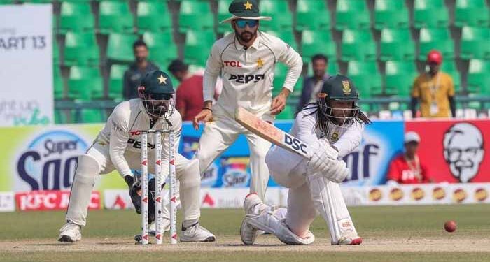 لاہور ٹیسٹ کا چوتھا روز، جنوبی افریقا کی دوسری اننگز میں بیٹنگ جاری، میچ فیصلہ کن مرحلے میں داخل