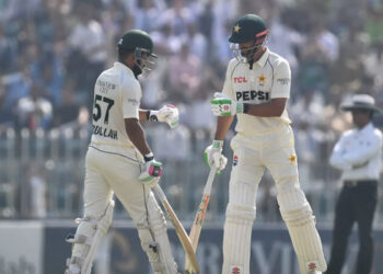 پنڈی ٹیسٹ: پاکستان کی جنوبی افریقا کیخلاف پہلی اننگز میں بیٹنگ جاری