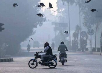 لاہور: پنجاب حکومت نے فضائی آلودگی کے پیش نظر موٹر سائیکل سواروں کے لیے ماسک کا استعمال لازمی قرار دے دیا