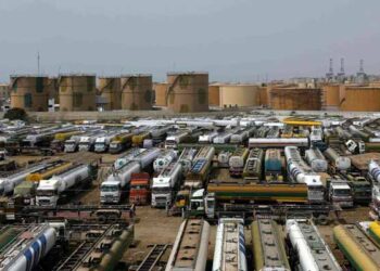 سندھ حکومت سے ٹیکس تنازع: پیٹرولیم کارگو پورٹس پر پھنس گئے، ملک میں ایندھن بحران کا خدشہ