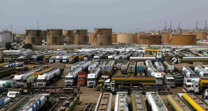 سندھ حکومت سے ٹیکس تنازع: پیٹرولیم کارگو پورٹس پر پھنس گئے، ملک میں ایندھن بحران کا خدشہ