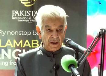 خواجہ آصف نے قومی ائیر لائن کے برطانیہ فلائٹ آپریشن کی بحالی کا افتتاح کردیا، پہلی پرواز آج مانچسٹر روانہ ہوگی