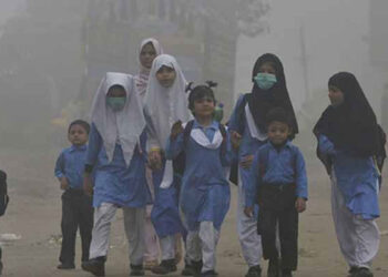 پنجاب میں فضائی آلودگی بڑھنے کی وجہ سے اسکولوں کے اوقات میں تبدیلی کردی گئی