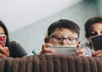 موبائل فون کا استعمال، کم عمر بچے نظر کی کمزوری کی بیماری میں مبتلا ہونے لگے