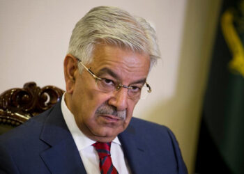 ‘اس بار بھارت انشاءاللہ اپنے طیاروں کے ملبے میں دفن ہوگا’: وزیر دفاع خواجہ آصف